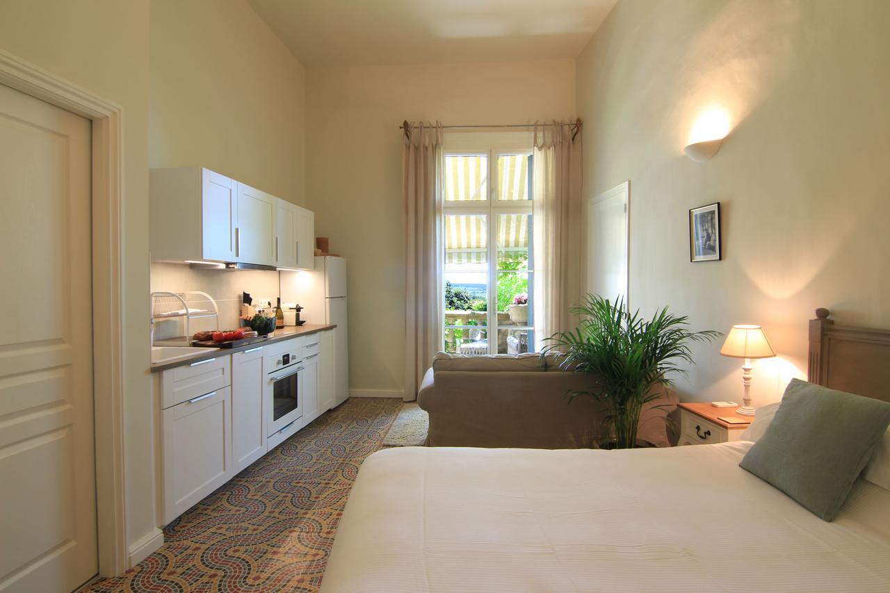 Cinq & Sept Hotel Roujan Екстериор снимка